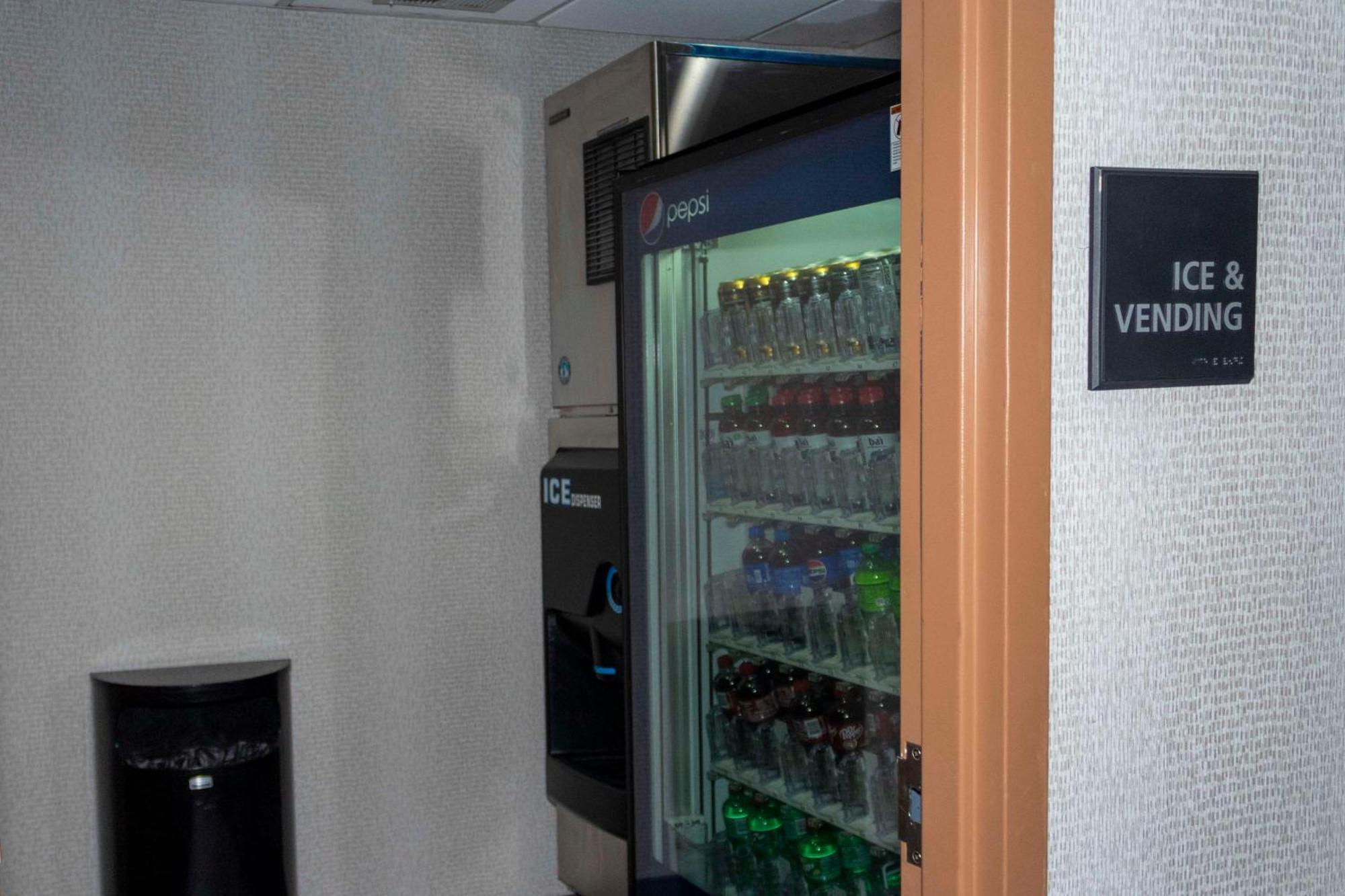 Hampton Inn & Suites Ривъртън Екстериор снимка