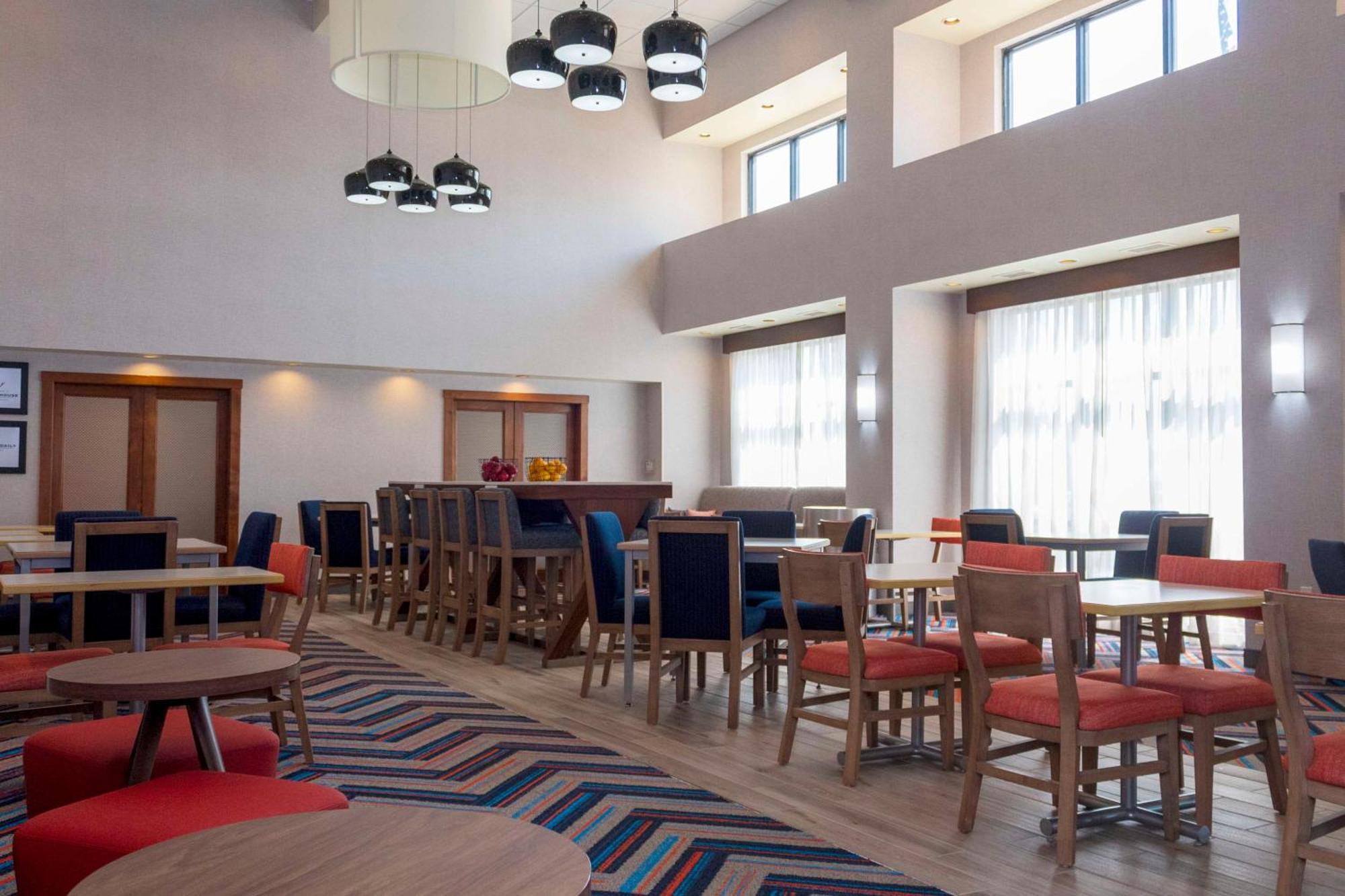 Hampton Inn & Suites Ривъртън Екстериор снимка